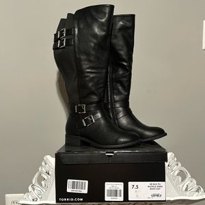 NEW Torrid black 7.5 buckle knee boot